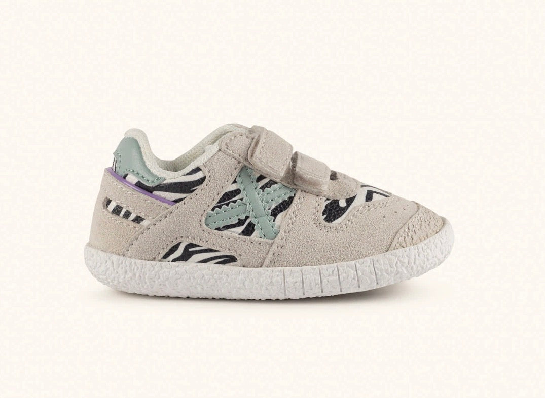 MUNICH - Baby goal zebra