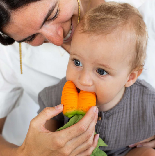 OLI&CAROL - Cathy the Carrot doudou con massaggiagengive